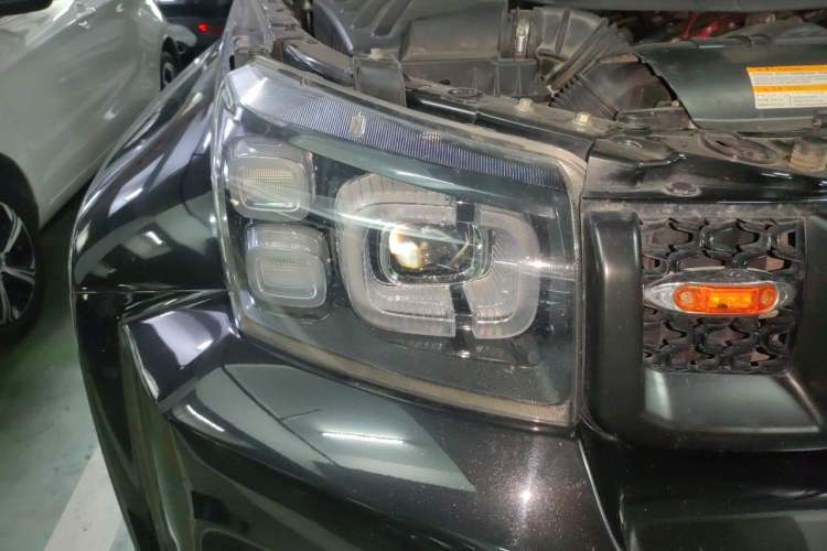 Used BAIC Off-Road BJ40 2020 2.0T Automatic Four-Wheel Drive Urban Hunter Edition Chivalrous Type Right Front Headlight
