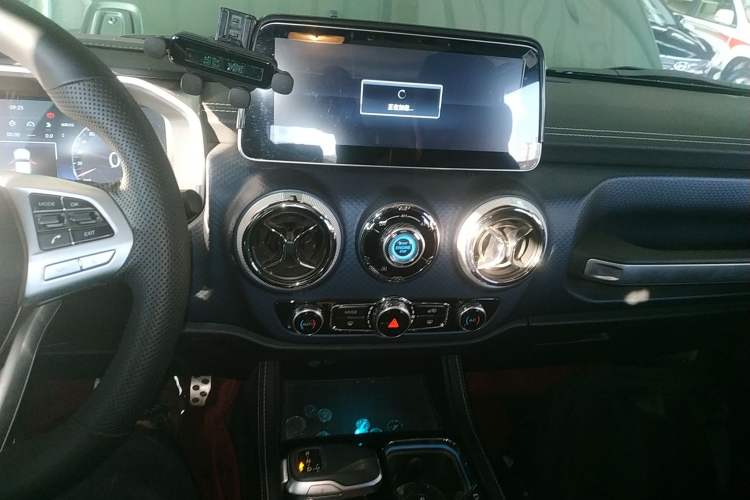 Used BAIC Off-Road BJ40 2020 2.0T Automatic Four-Wheel Drive Urban Hunter Edition Chivalrous Type Audio And AC Panel