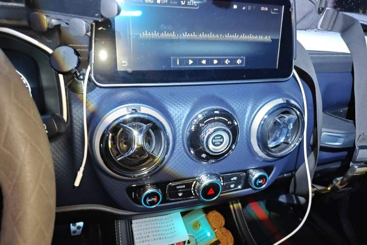 Used BAIC Off-Road BJ40 2020 2.0T Automatic Four-Wheel Drive Urban Hunter Edition Chivalrous Type Audio And AC Panel