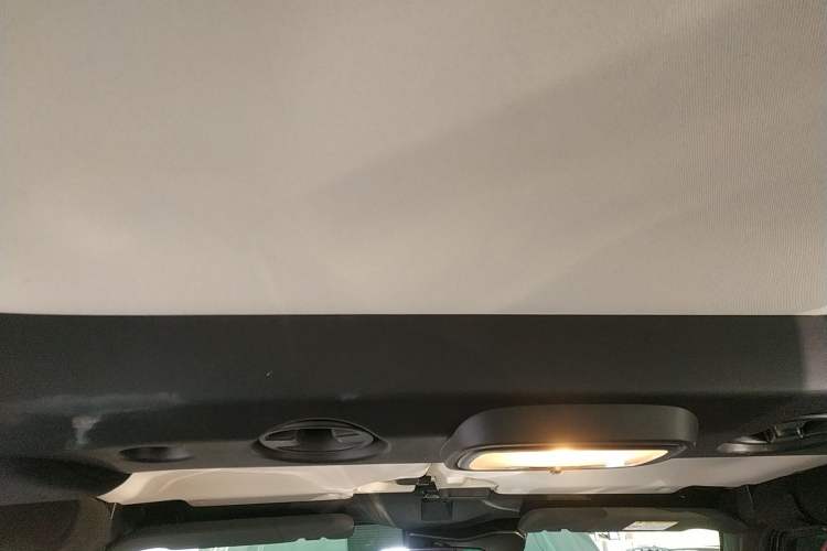 Used BAIC Off-Road BJ40 2020 2.0T Automatic Four-Wheel Drive Urban Hunter Edition Chivalrous Type Headliner