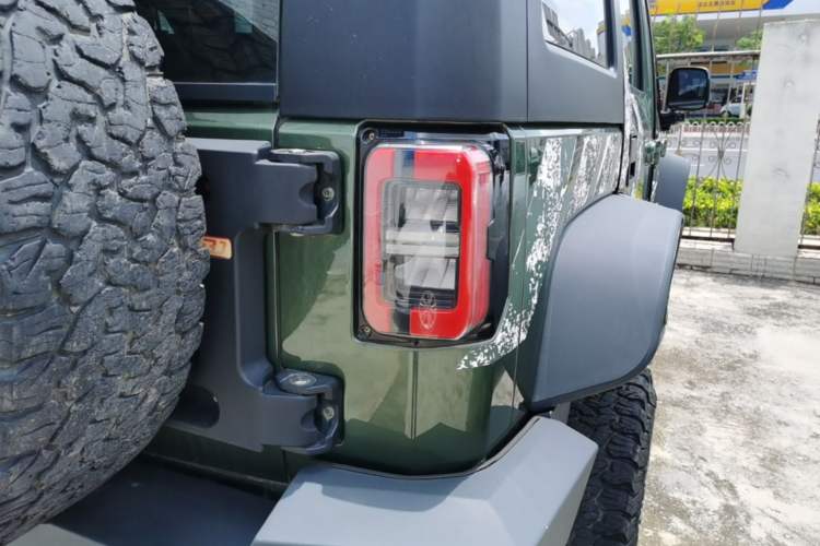 Used BAIC Off-Road BJ40 2020 2.3T Automatic Four-Wheel Drive Rainforest Expedition Edition Right Rear Taillight