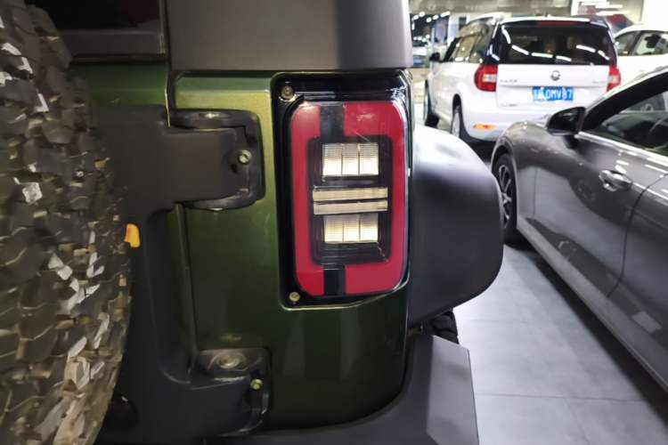Used BAIC Off-Road BJ40 2020 2.3T Automatic Four-Wheel Drive Rainforest Expedition Edition Right Rear Taillight