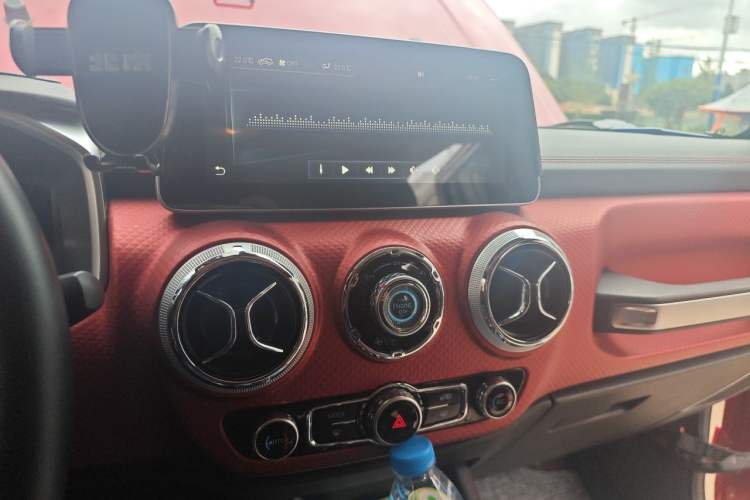 Used BAIC Off-Road BJ40 2020 2.0T Automatic Four-Wheel Drive Urban Hunter Edition Chivalrous Type Audio And AC Panel