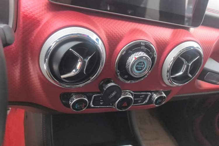 Used BAIC Off-Road BJ40 2020 2.0T Automatic Four-Wheel Drive Urban Hunter Edition Chivalrous Type Audio And AC Panel