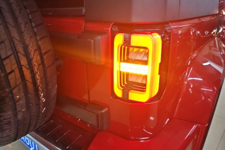 Used BAIC Off-Road BJ40 2020 2.0T Automatic Four-Wheel Drive Urban Hunter Edition Chivalrous Type Right Rear Taillight