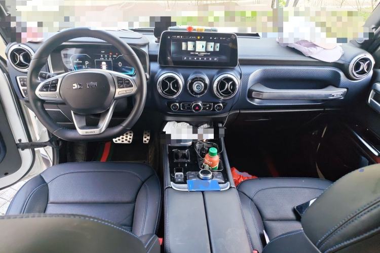 Used BAIC Off-Road BJ40 2020 2.0T Automatic Four-Wheel Drive Urban Hunter Edition Chivalrous Type Center Console