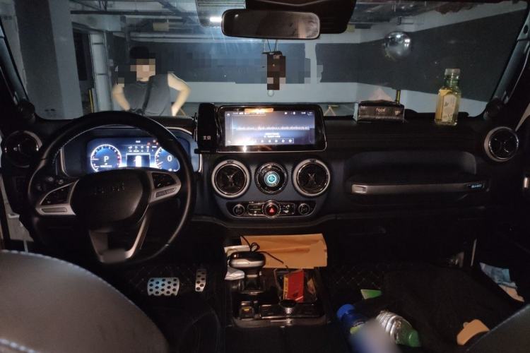 Used BAIC Off-Road BJ40 2020 2.0T Automatic Four-Wheel Drive Urban Hunter Edition Chivalrous Type Center Console