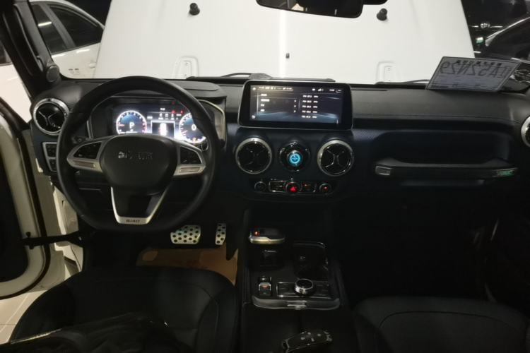Used BAIC Off-Road BJ40 2020 2.0T Automatic Four-Wheel Drive Urban Hunter Edition Chivalrous Type Center Console