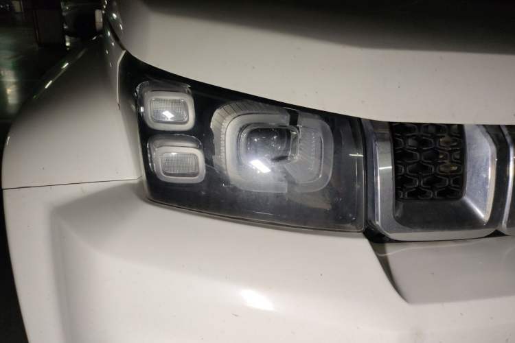 Used BAIC Off-Road BJ40 2020 2.0T Automatic Four-Wheel Drive Urban Hunter Edition Chivalrous Type Right Front Headlight