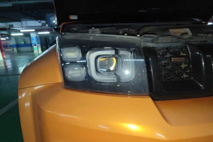 Used BAIC Off-Road BJ40 2020 2.0T Automatic Four-Wheel Drive Urban Hunter Edition Prestige Version Right Front Headlight