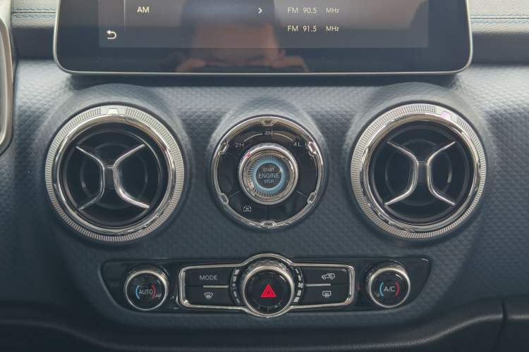 Used BAIC Off-Road BJ40 2021 2.0D Automatic Four-Wheel Drive Blade Hero Edition Adventurer Type Audio And AC Panel