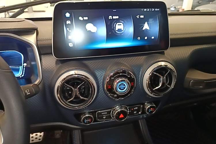 Used BAIC Off-Road BJ40 2021 2.0D Automatic Four-Wheel Drive Blade Hero Edition Adventurer Model (with Front and Rear Electronic Locks) Audio And AC Panel
