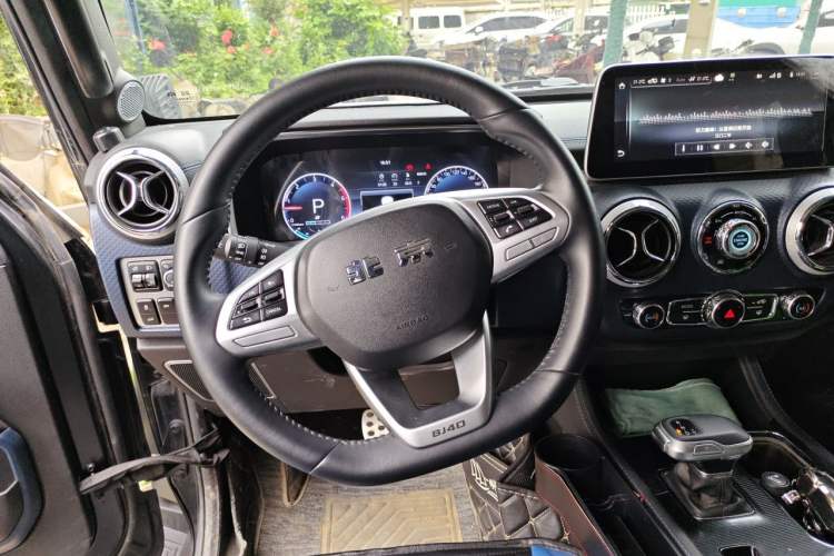 Used BAIC Off-Road BJ40 2021 2.0D Automatic Four-Wheel Drive Blade Hero Edition Adventurer Model (with Front and Rear Electronic Locks) Center Console