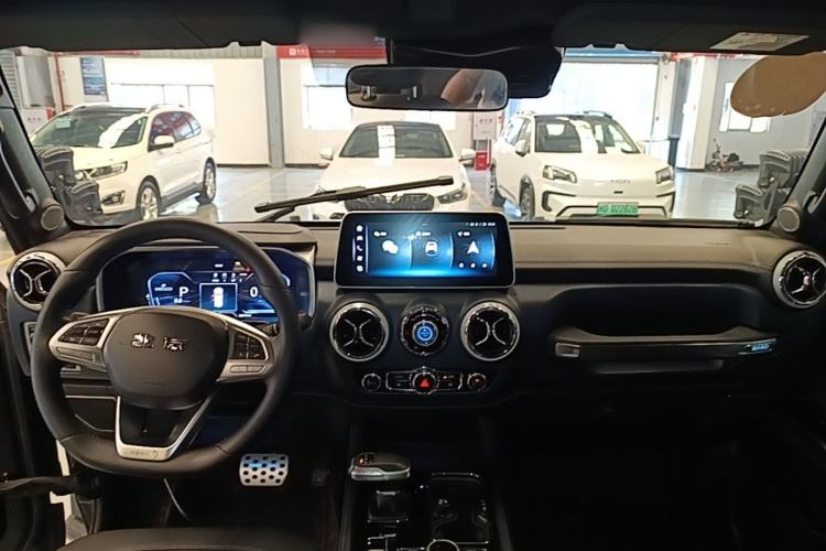 Used BAIC Off-Road BJ40 2021 2.0D Automatic Four-Wheel Drive Blade Hero Edition Adventurer Model (with Front and Rear Electronic Locks) Center Console