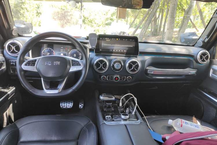 Used BAIC Off-Road BJ40 2021 2.0D Automatic Four-Wheel Drive Blade Hero Edition Adventurer Model (with Front and Rear Electronic Locks) Center Console