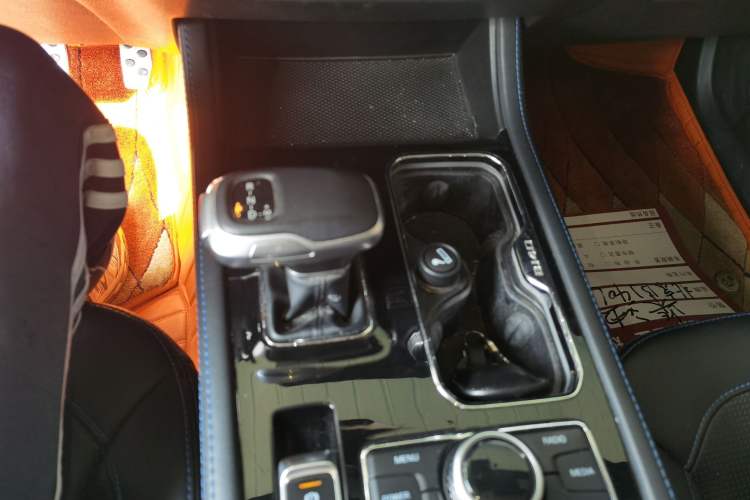 Used BAIC Off-Road BJ40 2021 2.0D Automatic Four-Wheel Drive Blade Hero Edition Adventurer Model (with Front and Rear Electronic Locks) Gear Lever