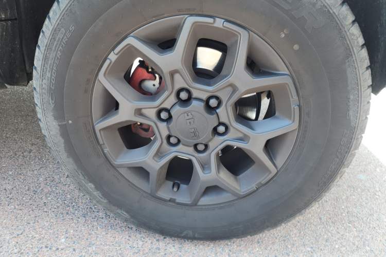 Used BAIC Off-Road BJ40 2021 2.0D Automatic Four-Wheel Drive Blade Hero Edition Adventurer Type Right Front Wheel Hub