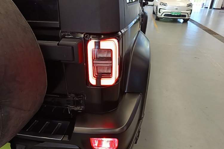 Used BAIC Off-Road BJ40 2021 2.0D Automatic Four-Wheel Drive Blade Hero Edition Adventurer Model (with Front and Rear Electronic Locks) Right Rear Taillight