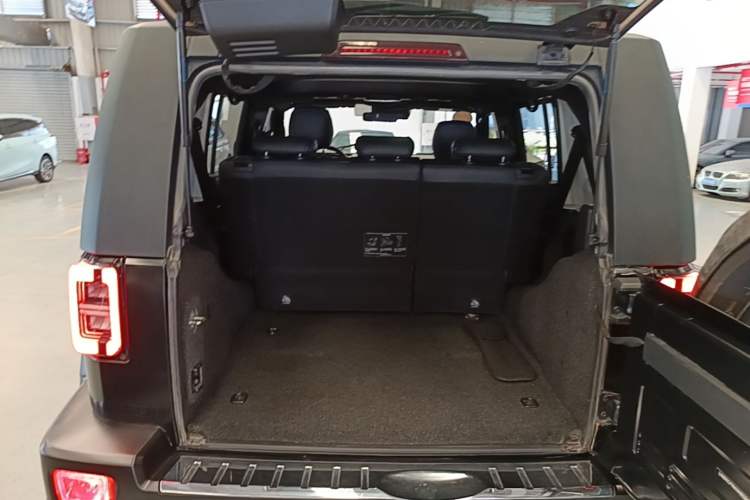 Used BAIC Off-Road BJ40 2021 2.0D Automatic Four-Wheel Drive Blade Hero Edition Adventurer Model (with Front and Rear Electronic Locks) Trunk