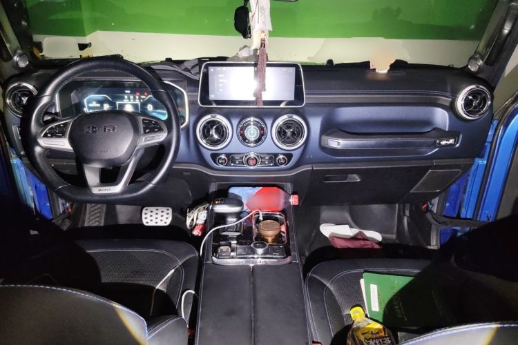 Used BAIC Off-Road BJ40 2021 2.0D Automatic Four-Wheel Drive Blade Hero Edition Adventurer Model (with Front and Rear Electronic Locks) Center Console