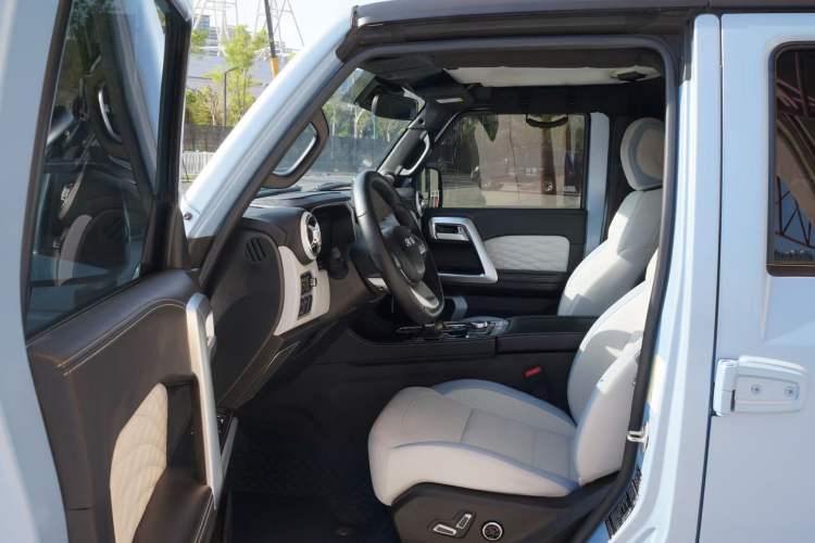 Used BAIC Off-Road BJ40 2021 2.0D Automatic Four-Wheel Drive Blade Hero Edition Adventurer Type Interior 2