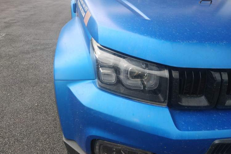 Used BAIC Off-Road BJ40 2021 2.0D Automatic Four-Wheel Drive Blade Hero Edition Adventurer Model (with Front and Rear Electronic Locks) Right Front Headlight