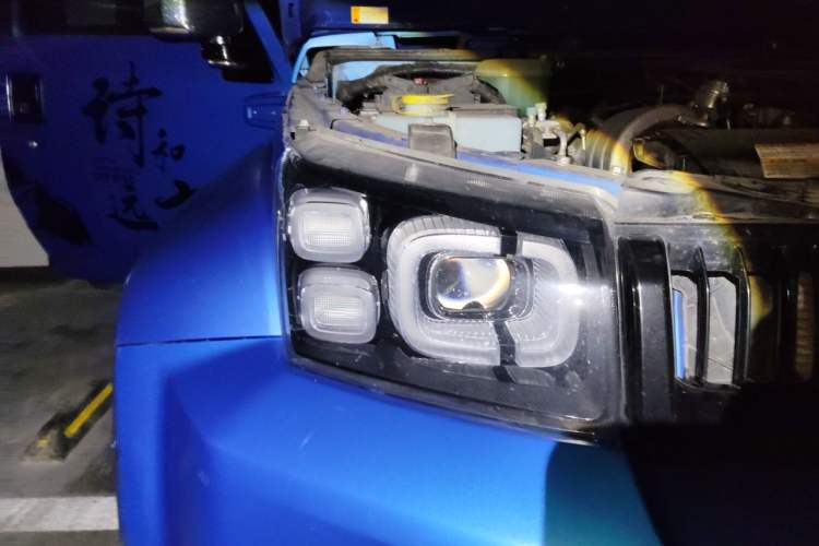 Used BAIC Off-Road BJ40 2021 2.0D Automatic Four-Wheel Drive Blade Hero Edition Adventurer Model (with Front and Rear Electronic Locks) Right Front Headlight