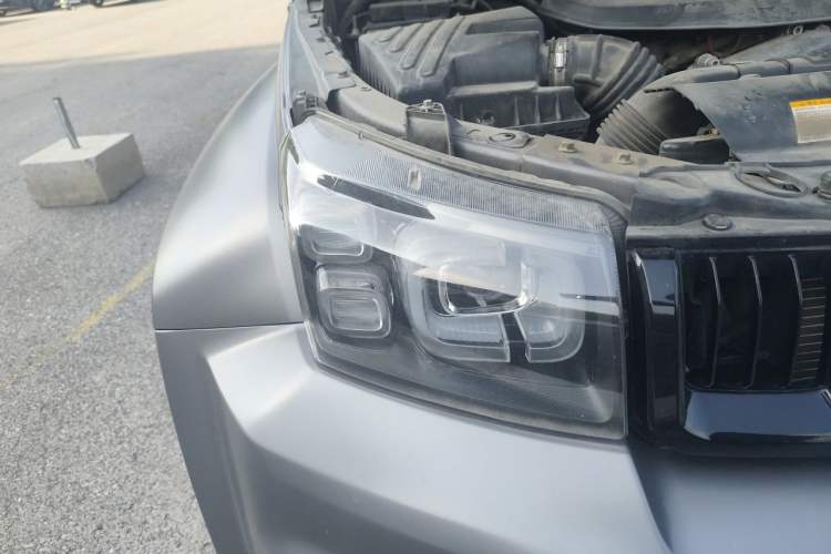 Used BAIC Off-Road BJ40 2021 2.0T Automatic Four-Wheel Drive Ring the Tower Champion Edition Right Front Headlight