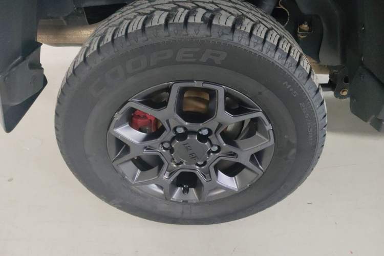 Used BAIC Off-Road BJ40 2021 2.0T Automatic Four-Wheel Drive Ring the Tower Champion Edition Right Rear Wheel Hub