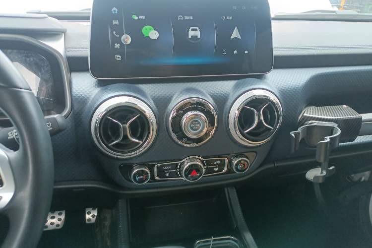 Used BAIC Off-Road BJ40 2021 2.0D Automatic Four-Wheel Drive Blade Hero Edition Adventurer Type Audio And AC Panel