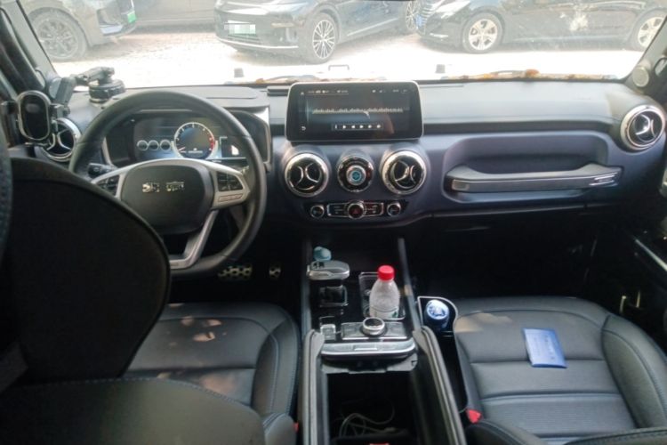 Used BAIC Off-Road BJ40 2021 2.0D Automatic Four-Wheel Drive Blade Hero Edition Adventurer Model (with Front and Rear Electronic Locks) Center Console