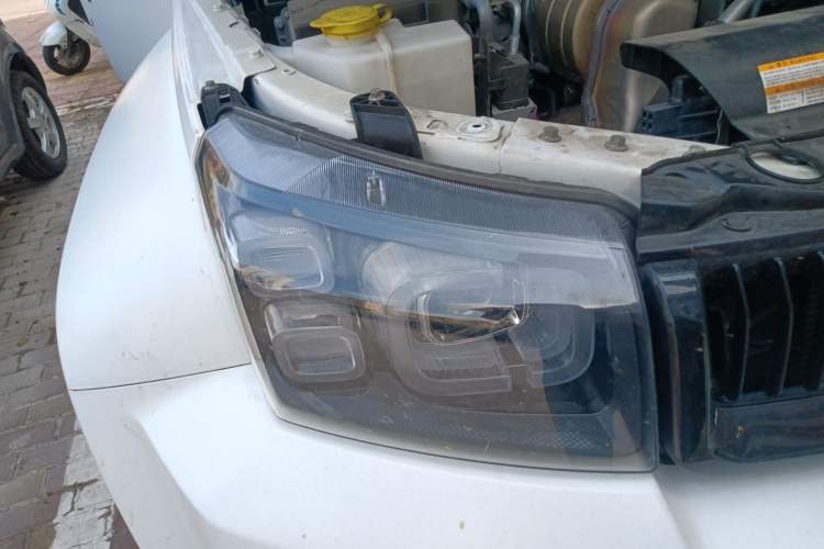 Used BAIC Off-Road BJ40 2021 2.0D Automatic Four-Wheel Drive Blade Hero Edition Adventurer Model (with Front and Rear Electronic Locks) Right Front Headlight