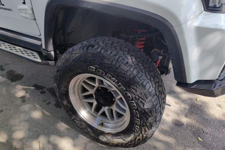 Used BAIC Off-Road BJ40 2021 2.0D Automatic Four-Wheel Drive Blade Hero Edition Pioneer Model Right Front Wheel Hub