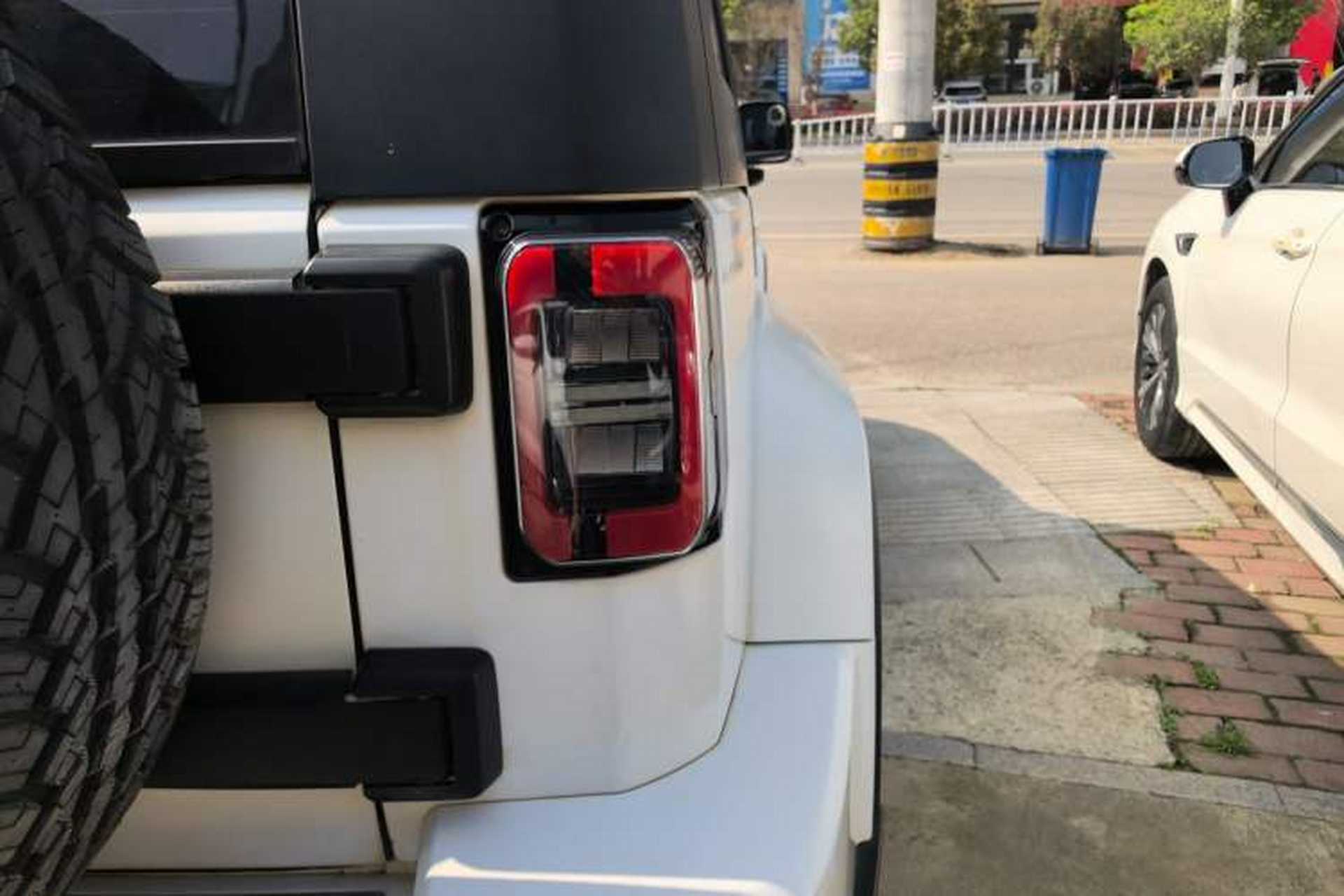 Used BAIC Off-Road BJ40 2021 2.0D Automatic Four-Wheel Drive Blade Hero Edition Pioneer Model Right Rear Taillight