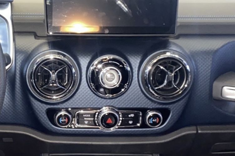Used BAIC Off-Road BJ40 2022 2.0T Automatic Four-Wheel Drive Business Edition Audio And AC Panel