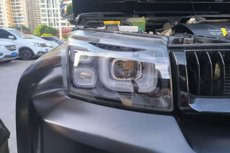Used BAIC Off-Road BJ40 2022 2.0T Automatic Four-Wheel Drive Ring of the Tower Champion Edition Right Front Headlight
