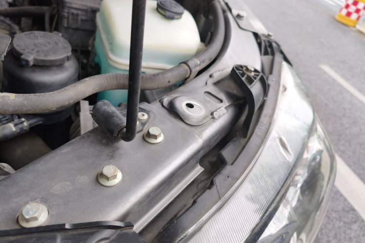 Used BAIC Off-Road BJ40 2022 2.0T Automatic Four-Wheel Drive Ring of the Tower Champion Edition Engine Bay Left