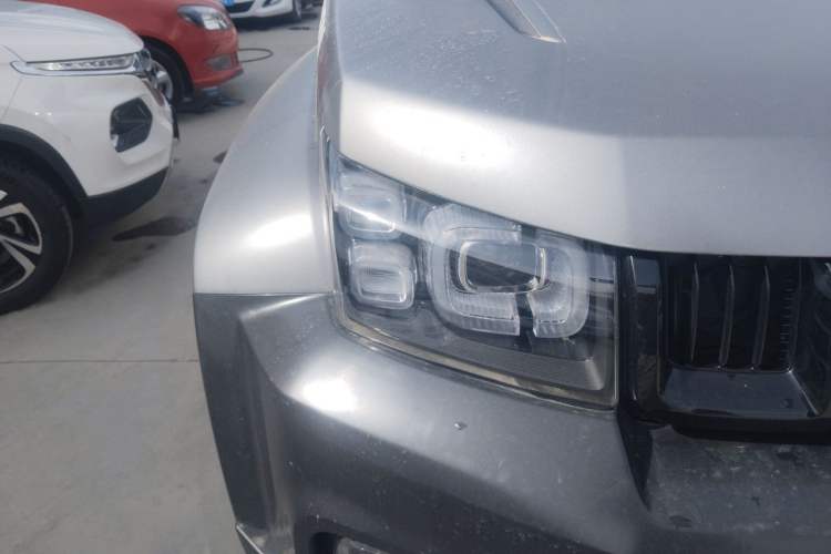 Used BAIC Off-Road BJ40 2022 2.0T Automatic Four-Wheel Drive Ring of the Tower Champion Edition Right Front Headlight
