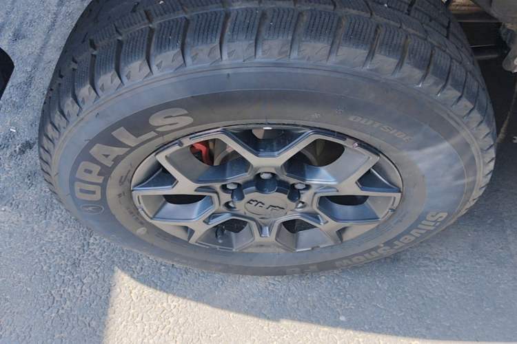 Used BAIC Off-Road BJ40 2022 2.0T Automatic Four-Wheel Drive Ring of the Tower Champion Edition Right Rear Wheel Hub