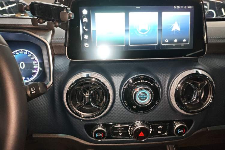 Used BAIC Off-Road BJ40 2023 2.0T Automatic Four-Wheel Drive Urban Hunter Edition Chivalrous Type Audio And AC Panel
