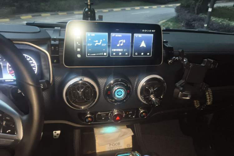 Used BAIC Off-Road BJ40 2023 2.0D Automatic Four-Wheel Drive Blade Hero Edition Adventurer Type (with Front and Rear Electronic Locks) Audio And AC Panel