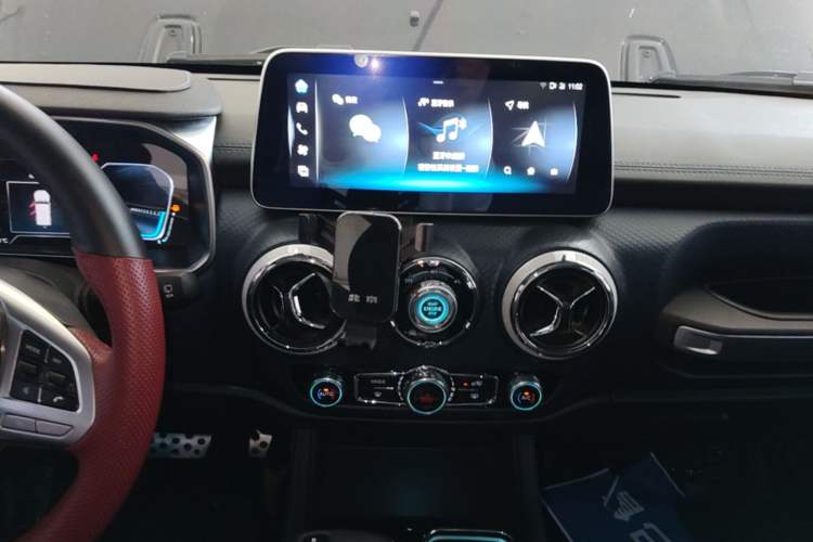 Used BAIC Off-Road BJ40 2023 2.0T Automatic Four-Wheel Drive Urban Hunter Edition Chivalrous Type Audio And AC Panel