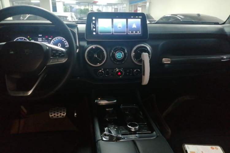 Used BAIC Off-Road BJ40 2023 2.0T Automatic Four-Wheel Drive Urban Hunter Edition Chivalrous Type Audio And AC Panel