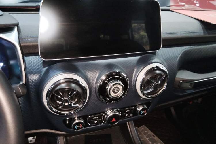 Used BAIC Off-Road BJ40 2023 2.0D Automatic Four-Wheel Drive Blade Hero Edition Adventurer Type Audio And AC Panel