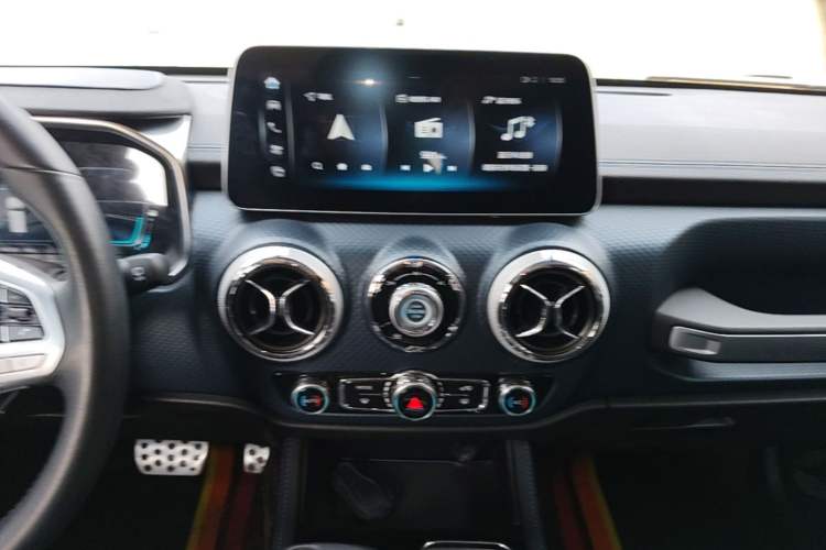 Used BAIC Off-Road BJ40 2023 2.0T Automatic Four-Wheel Drive Urban Hunter Edition Chivalrous Type Audio And AC Panel