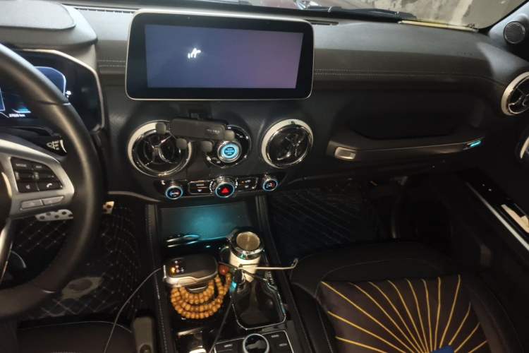 Used BAIC Off-Road BJ40 2023 2.0D Automatic Four-Wheel Drive Blade Hero Edition Adventurer Type Audio And AC Panel