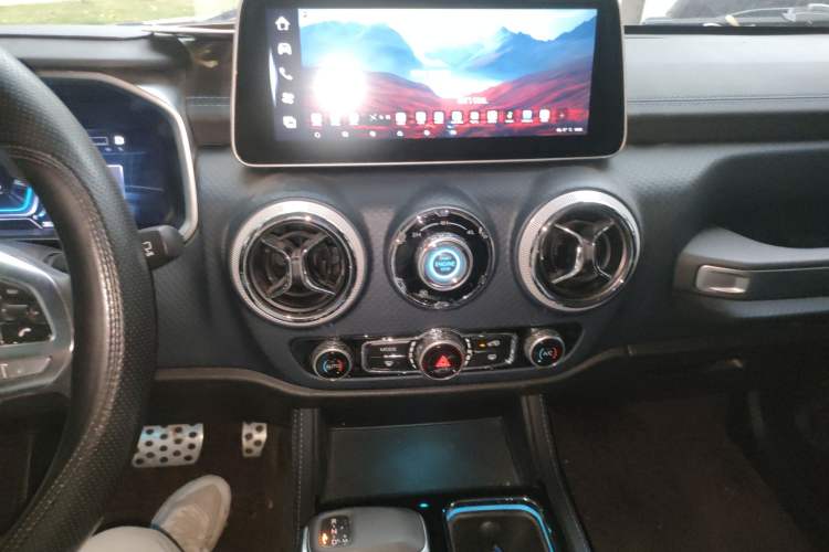 Used BAIC Off-Road BJ40 2023 2.0D Automatic Four-Wheel Drive Blade Hero Edition Adventurer Type Audio And AC Panel