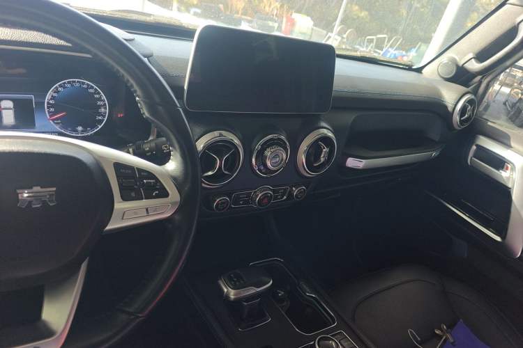 Used BAIC Off-Road BJ40 2023 2.0D Automatic Four-Wheel Drive Blade Hero Edition Adventurer Type Audio And AC Panel