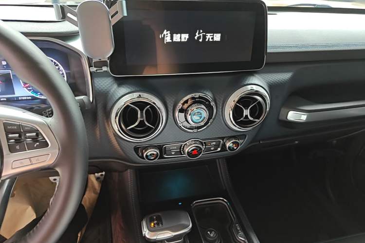 Used BAIC Off-Road BJ40 2023 2.0D Automatic Four-Wheel Drive Blade Hero Edition Adventurer Type Audio And AC Panel