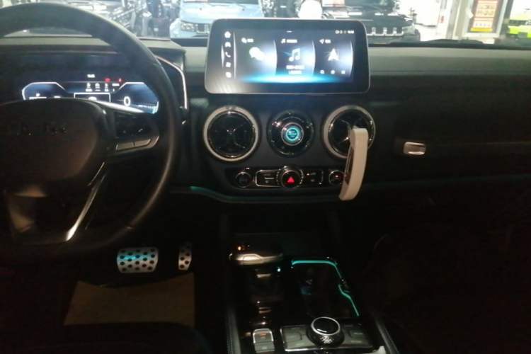 Used BAIC Off-Road BJ40 2023 2.0T Automatic Four-Wheel Drive Urban Hunter Edition Chivalrous Type Audio And AC Panel